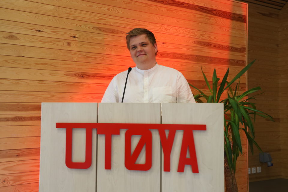 Nestleder i AUF Gaute Skjervø står på en taler stol med skriften Utøya og har akkurat sakt noe