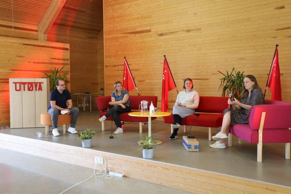 Sindre Lysø, Marianne Wilhelmsen, Ragnhild Kaski og Renate Tårnest sitter på hver sin lille sofa. 